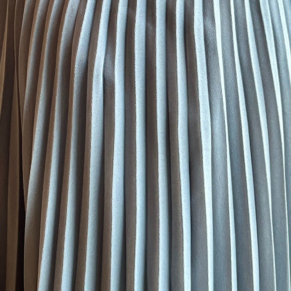 Banana Republic Gray Pleated Mid Skirt NWT - Picture 4 of 10